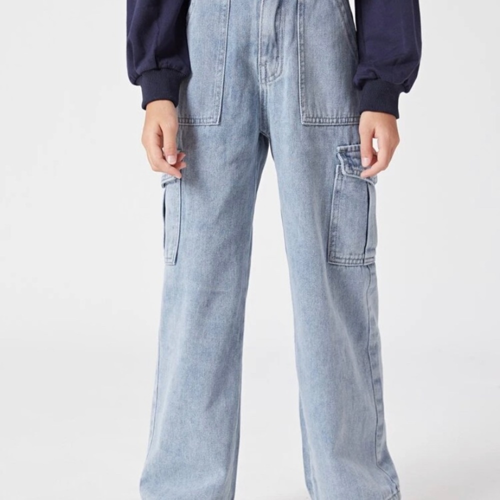 light wash cargo pants!!